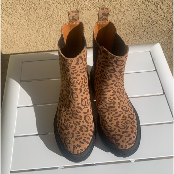 Lucky Brand lug sole animal print cheetah suede Chelsea boots size 6.5M - Picture 2 of 16